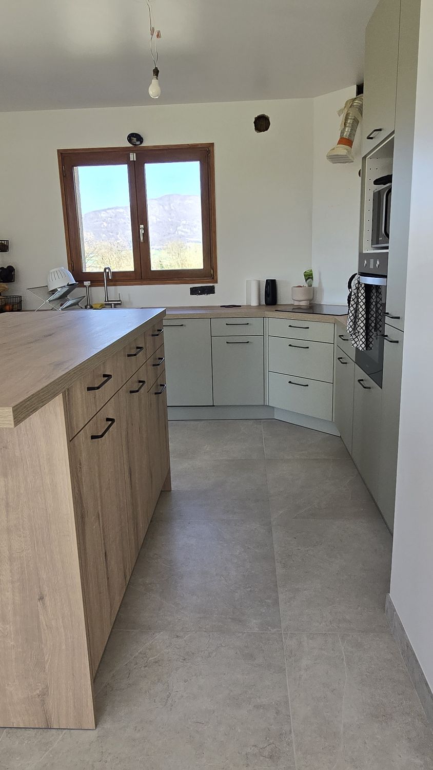 Cuisine après rénovation, vert et bois