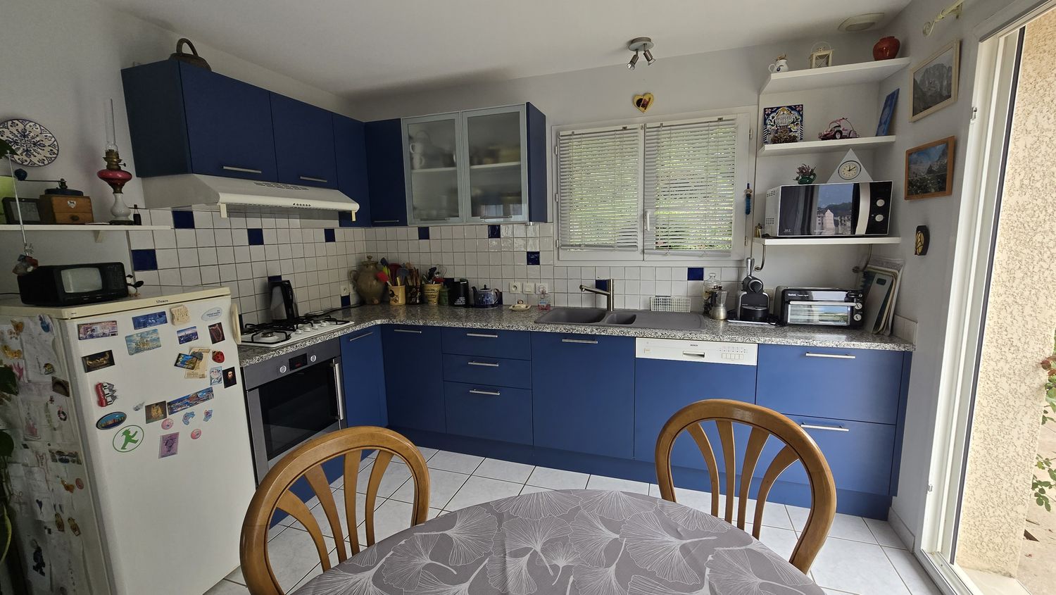 Cuisine après rénovation, façades bleues